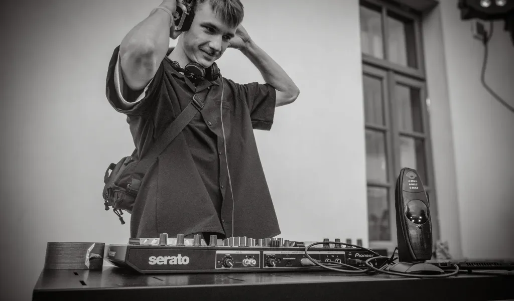 DJ grający na evencie plenerowym