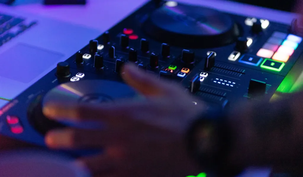 DJ za konsolą podczas eventu