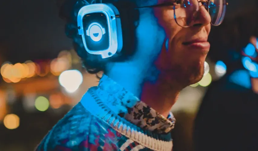 Wspólna zabawa na imprezie domowej z silent disco