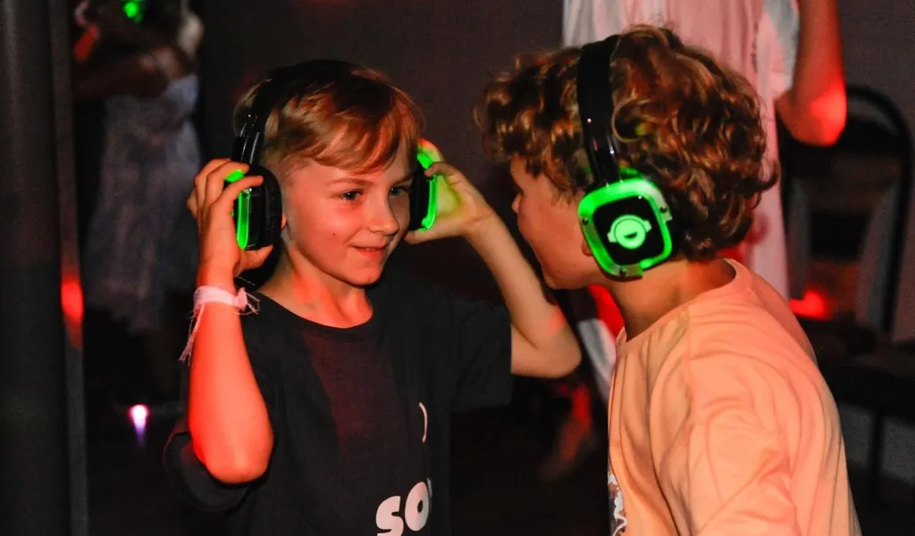 Dzieci bawiące się na przyjęciu komunijnym z silent disco