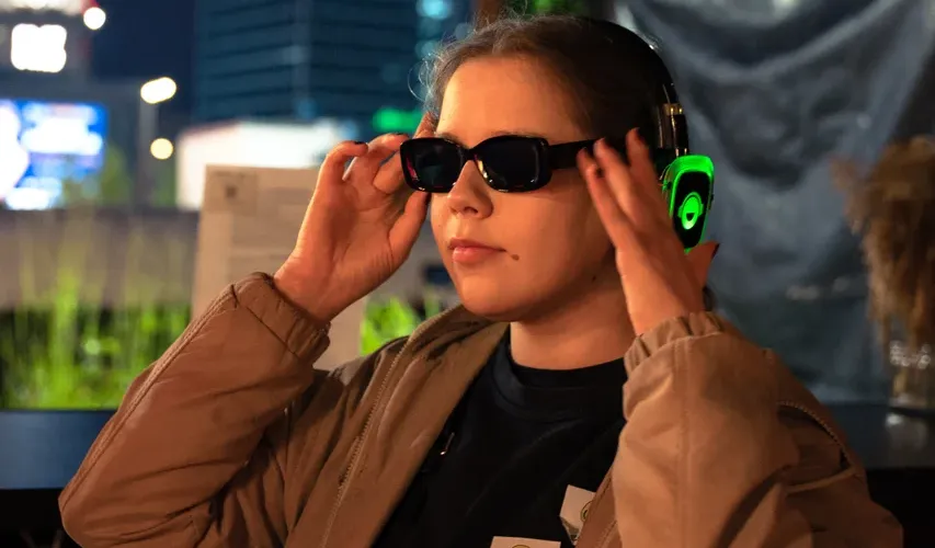 Wieczorne silent disco na obozie