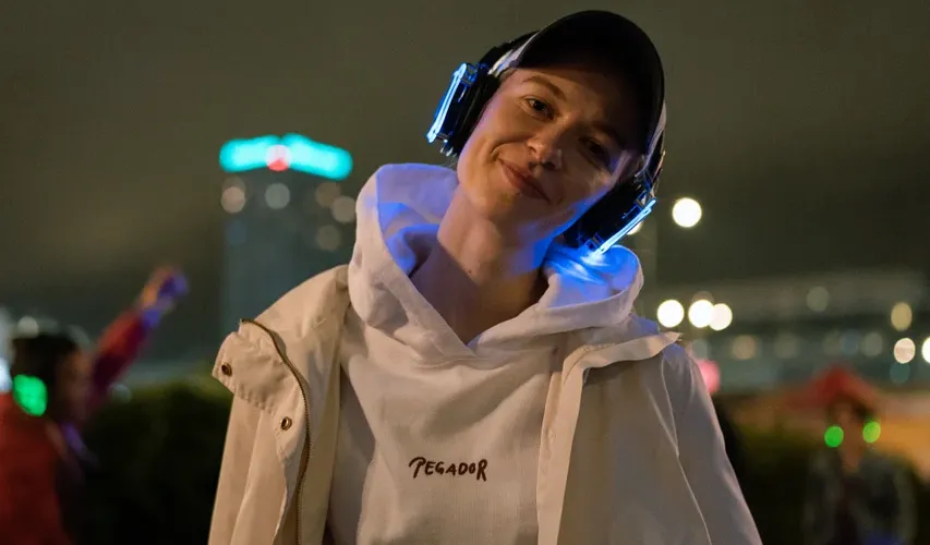 Wspólna zabawa na silent disco w szkole tańca