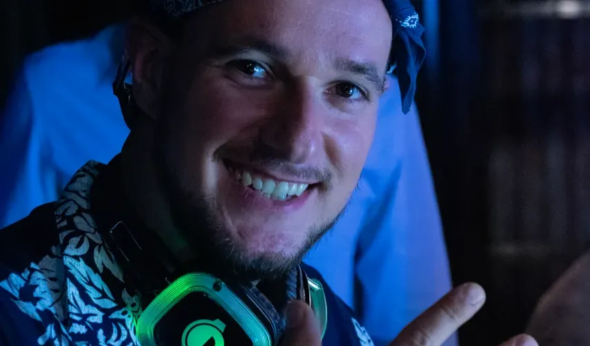 Pracownicy bawiący się na firmowym silent disco