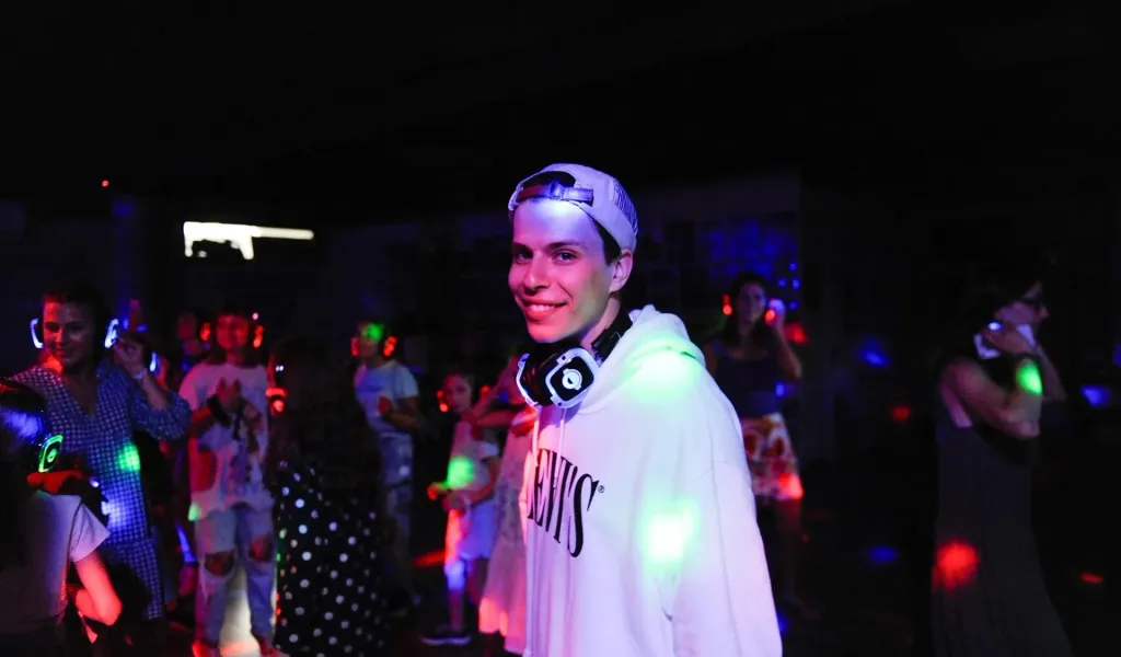 Urodzinowe silent disco w świecących słuchawkach