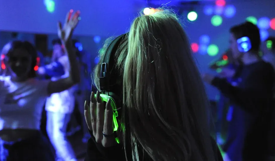 Wspólna zabawa na silent disco w szkole tańca