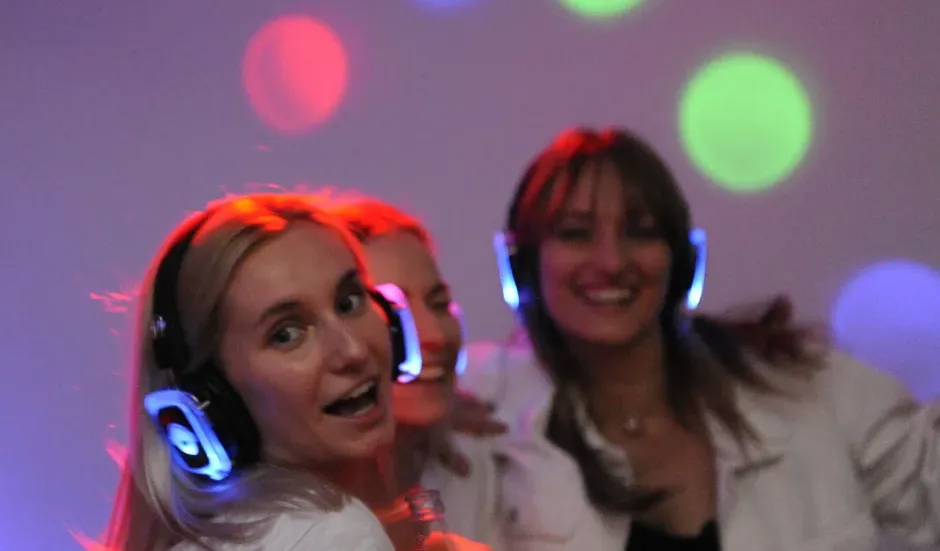 Integracja zespołu podczas silent disco