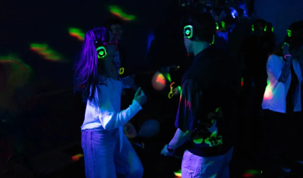 Uczestnicy obozu bawiący się na silent disco