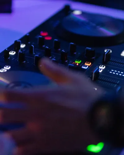 DJ