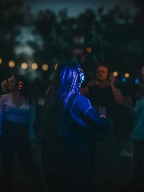 Uczestnicy festynu w strefie sportu na słuchawkach Silent Disco