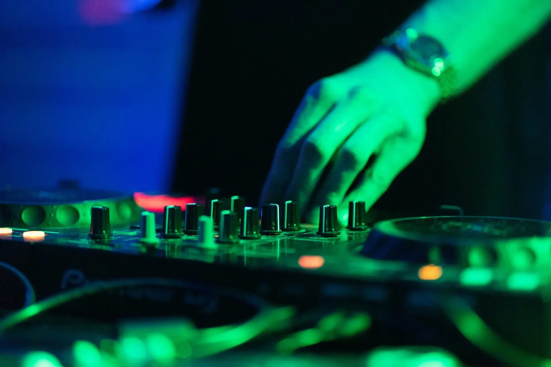Uczestnicy silent disco w słuchawkach