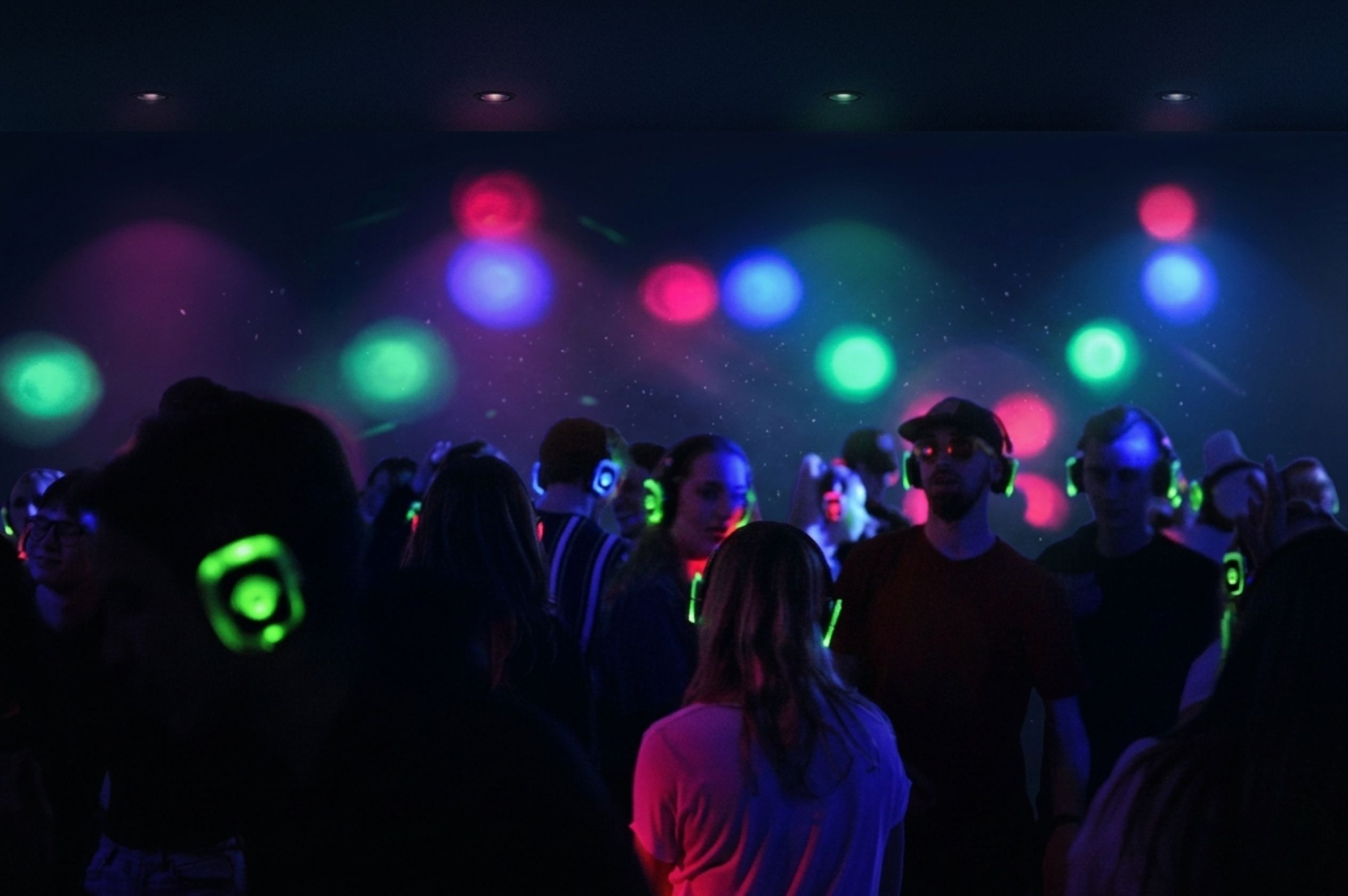 Zespół Cicho Sza podczas wydarzenia silent disco